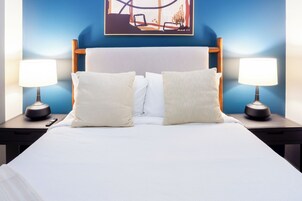 Decoración personalizada, muebles diferentes y ropa de cama 