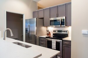 Refrigerador con freezer, microondas, horno, placa de cocina