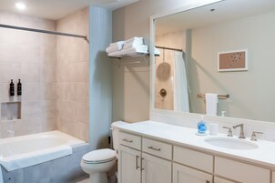 Bañera con ducha, artículos de tocador gratuitos, secador de pelo