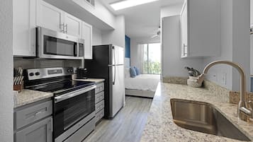 Estudio | Cocina privada | Refrigerador con congelador, microondas, horno y parrilla de estufa