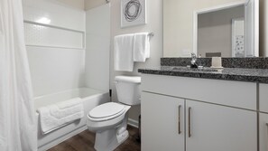 Apartment, 1 Bedroom | Bilik Mandi | Gabungan pancuran/tab mandi, kelengkapan dandanan diri percuma 