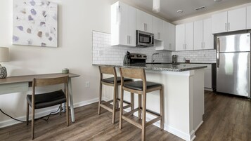 Íbúð - 1 svefnherbergi | Einkaeldhús | Ísskápur í fullri stærð, örbylgjuofn, bakarofn, eldavélarhellur