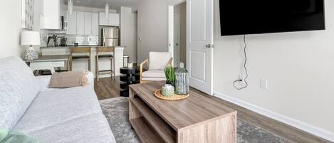 Huoneisto, 1 makuuhuone | Oleskelualue | 50–tuumainen televisio, jossa digitaalikanavat