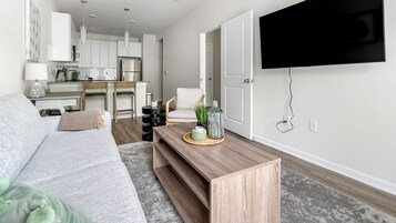 Íbúð - 1 svefnherbergi | Stofa | 50-tommu sjónvarp með stafrænum rásum