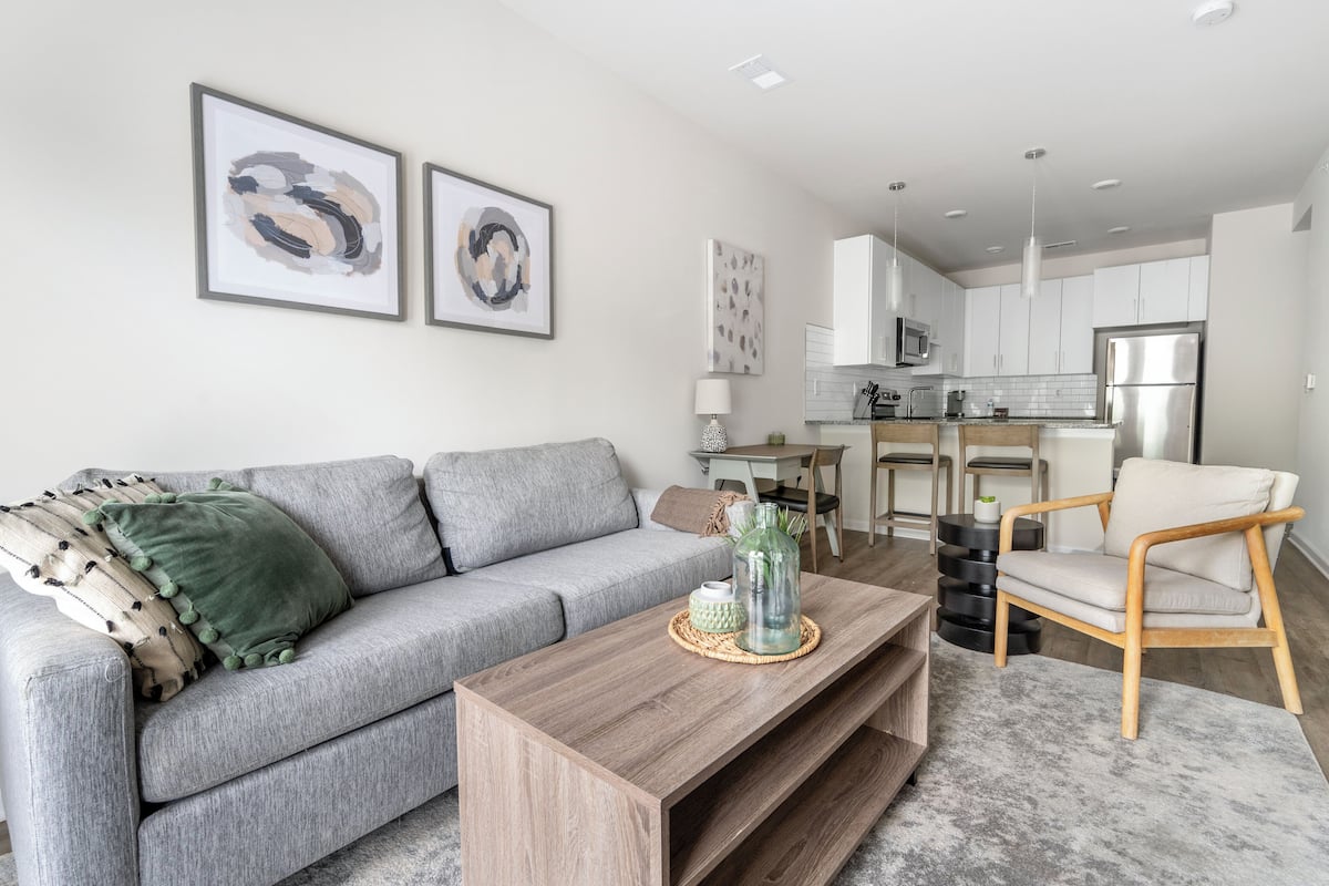 Apartment, 1 Bedroom | Ruang tamu | 50 inci televisyen dengan digital