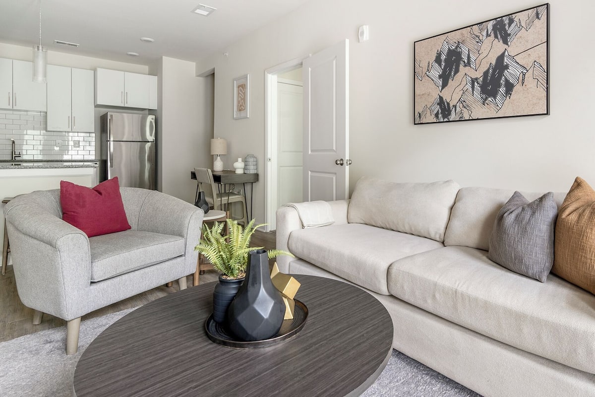 Apartment, 2 Bedrooms | Ruang tamu | 50 inci televisyen dengan digital