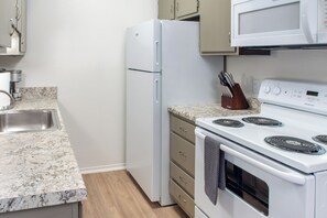 Apartment, 1 Bedroom | Private kitchen | Full-size fridge, microwave, oven, stovetop
