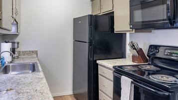 Apartment, 2 Bedrooms | Private kitchen | Full-size fridge, microwave, oven, stovetop