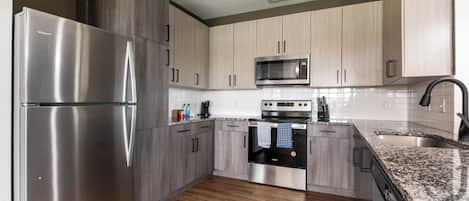 Apartment, 1 Bedroom | Private kitchen | Full-size fridge, microwave, oven, stovetop