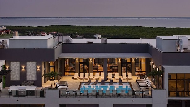 A rooftop pool area with lounge chairs and a view of the ocean. - Landing St. Petersburg Near South Branch Potomac River (St. Petersburg)