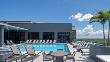 Una piscina al aire libre, tumbonas