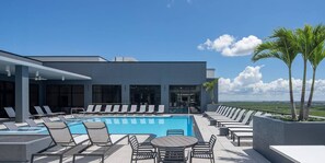 Una piscina al aire libre, tumbonas