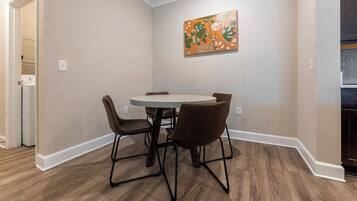 Appartement, 2 chambres | Salle à manger