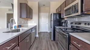 Full-size fridge, microwave, oven, stovetop