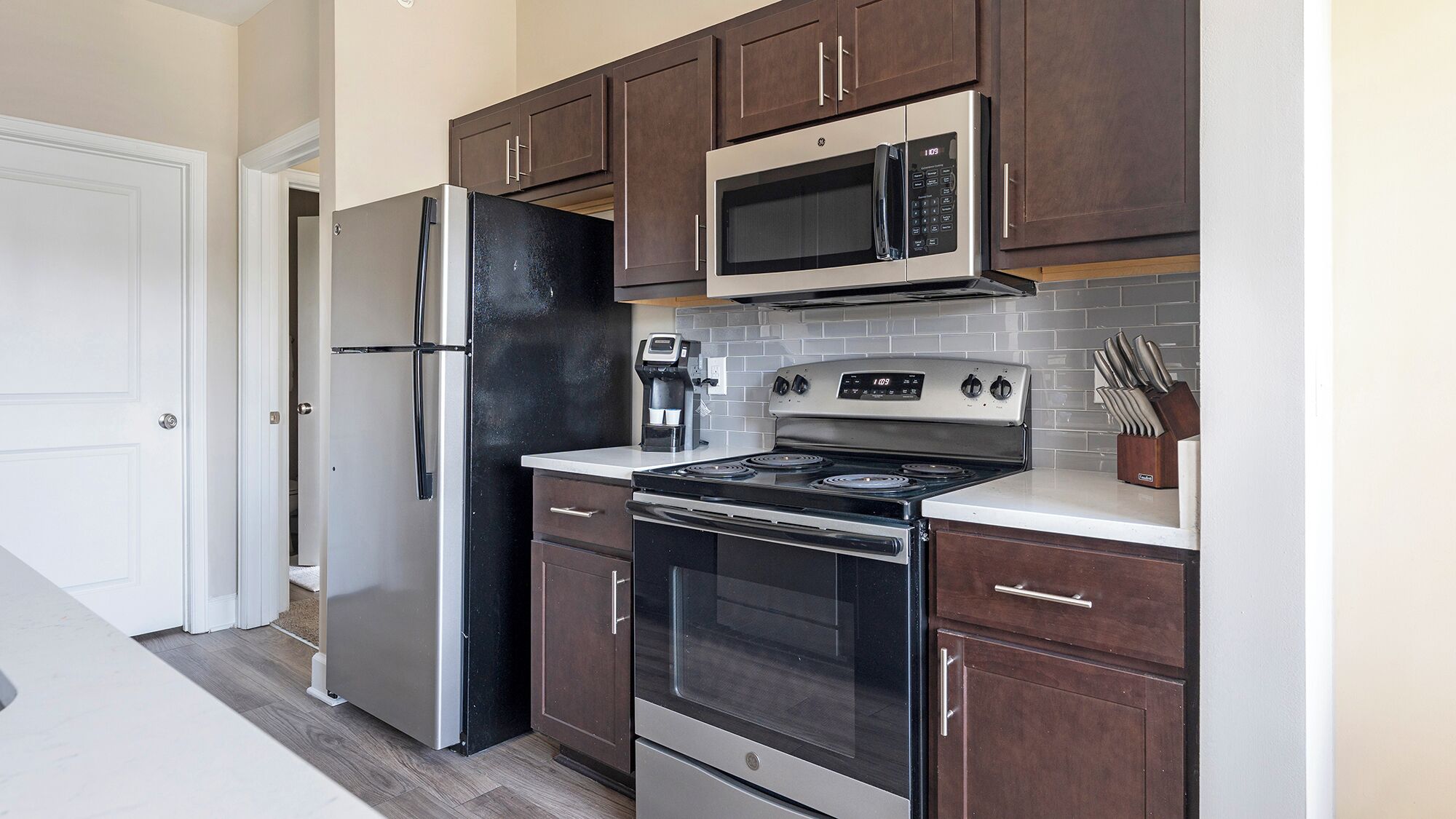 Full-size fridge, microwave, oven, stovetop