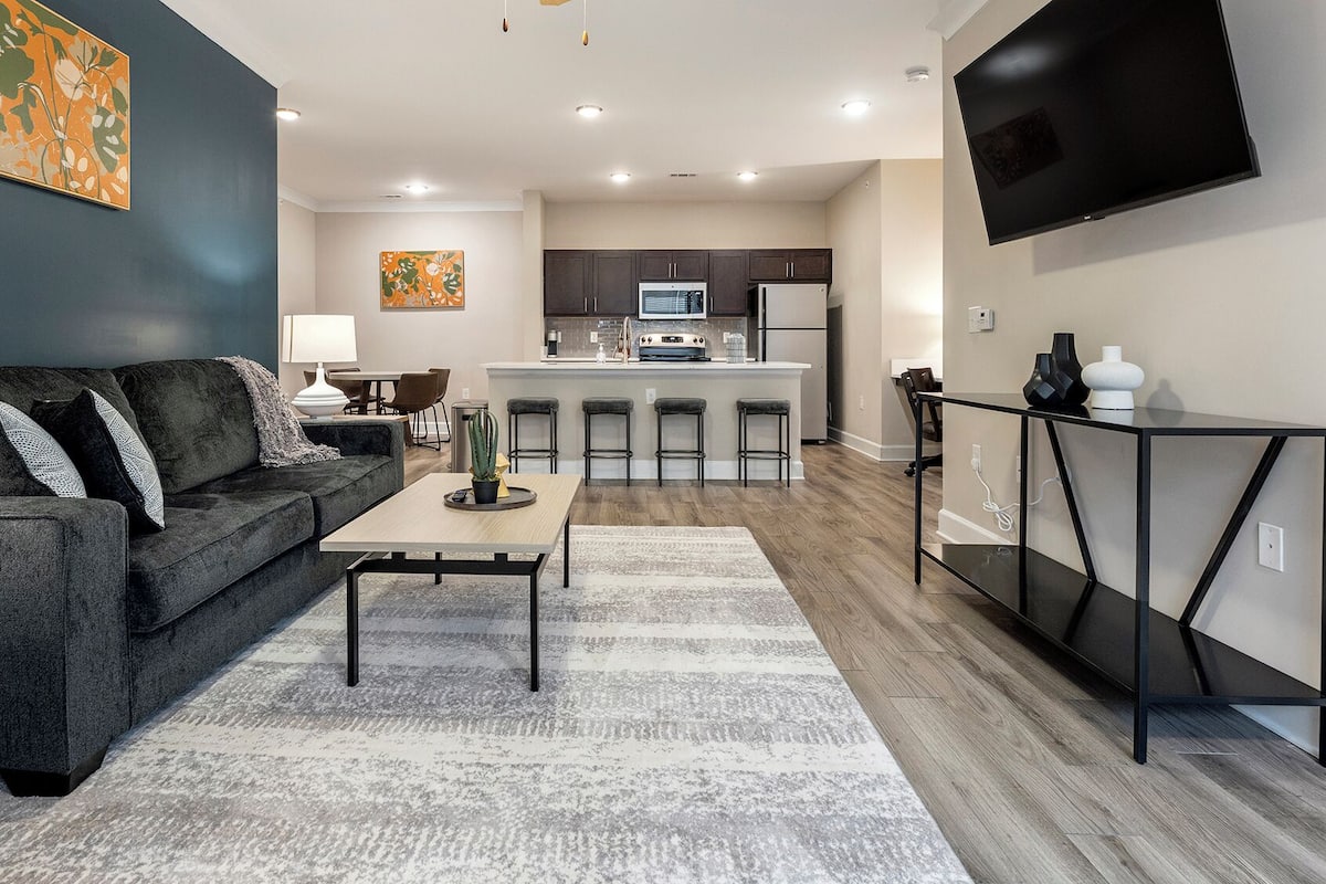 Apartment, 2 Schlafzimmer | Wohnbereich | 50-Zoll-Fernseher mit Digitalempfang