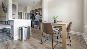 Full-size fridge, microwave, oven, stovetop