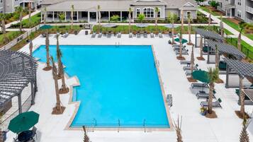 Piscine extérieure en saison