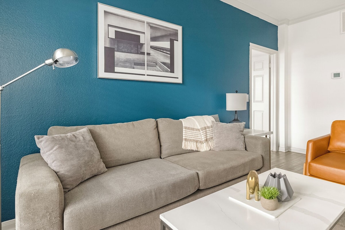 Apartment, 2 Schlafzimmer | Wohnbereich | 50-Zoll-Fernseher mit Digitalempfang