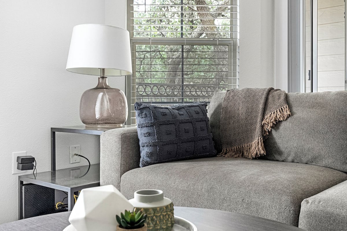 Apartment, 1 Schlafzimmer | Wohnbereich | 50-Zoll-Fernseher mit Digitalempfang