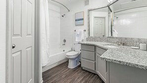 Appartement, 1 chambre | Salle de bain | Ensemble douche/baignoire, articles de toilette gratuits, sèche-cheveux