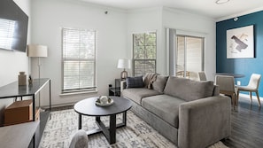 Apartment, 1 Schlafzimmer | Wohnbereich | 50-Zoll-Fernseher mit Digitalempfang