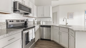 Apartment, 2 Schlafzimmer | Eigene Küche | Großer Kühlschrank, Mikrowelle, Ofen, Herdplatte