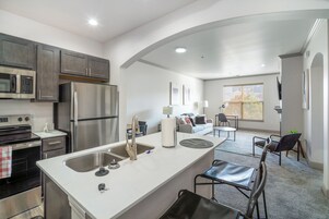 Refrigerador con freezer, microondas, horno, placa de cocina