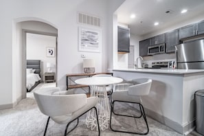 Apartment, 2 Schlafzimmer | Eigene Küche | Großer Kühlschrank, Mikrowelle, Ofen, Herdplatte