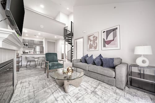 Appartement, 2 chambres | Aire de séjour | Téléviseur de 50 po avec télévision numérique