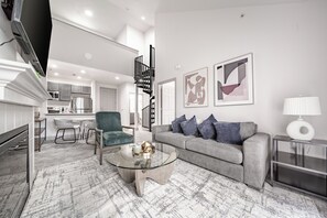 公寓, 2 间卧室 | 起居区 | 50-英寸电视（配备数码频道）