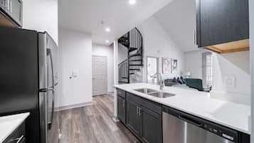 Appartement, 2 chambres | Cuisine privée | Grand réfrigérateur, micro-ondes, four, plaque de cuisson
