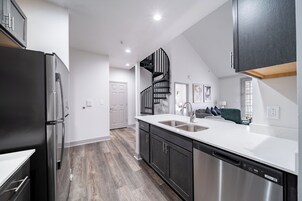 Refrigerador con freezer, microondas, horno, placa de cocina