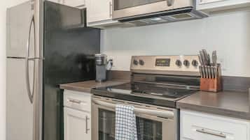 Apartment, 1 Bedroom | Private kitchen | Full-size fridge, microwave, oven, stovetop
