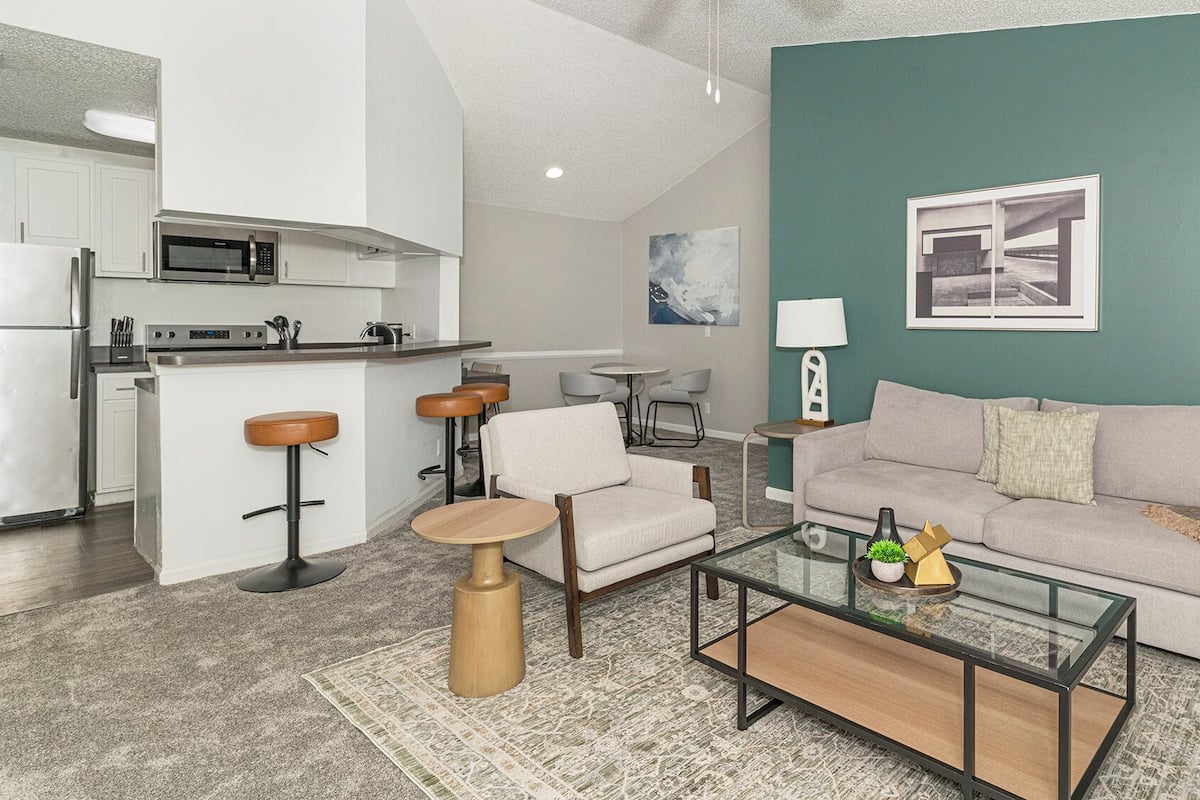 Apartment, 2 Bedrooms | Ruang tamu | 50 inci televisyen dengan digital