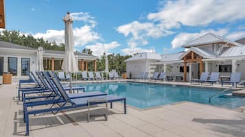 Outdoor pool, free cabanas, sun loungers