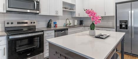 Full-size fridge, microwave, oven, stovetop