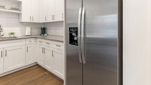 Großer Kühlschrank, Mikrowelle, Ofen, Herdplatte