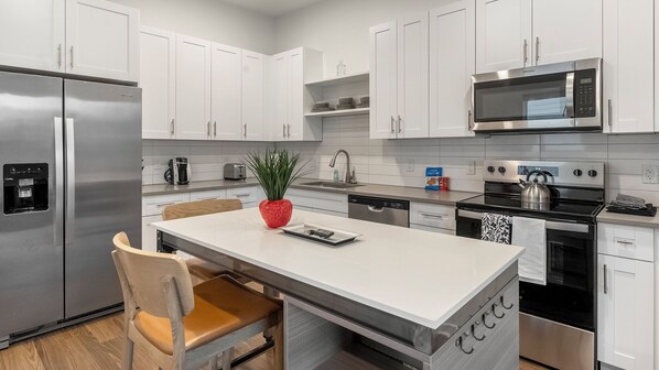 Full-sized fridge, microwave, oven, stovetop