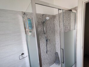 Douche, sĂšche-cheveux, bidet, serviettes fournies