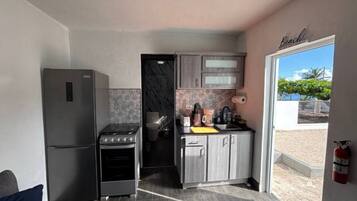 Een koelkast, een magnetron, een oven, een kookplaat