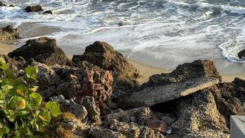 Una spiaggia nelle vicinanze, lettini da mare, teli da spiaggia