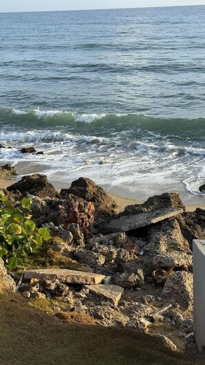 Beach nearby, sun-loungers, beach towels