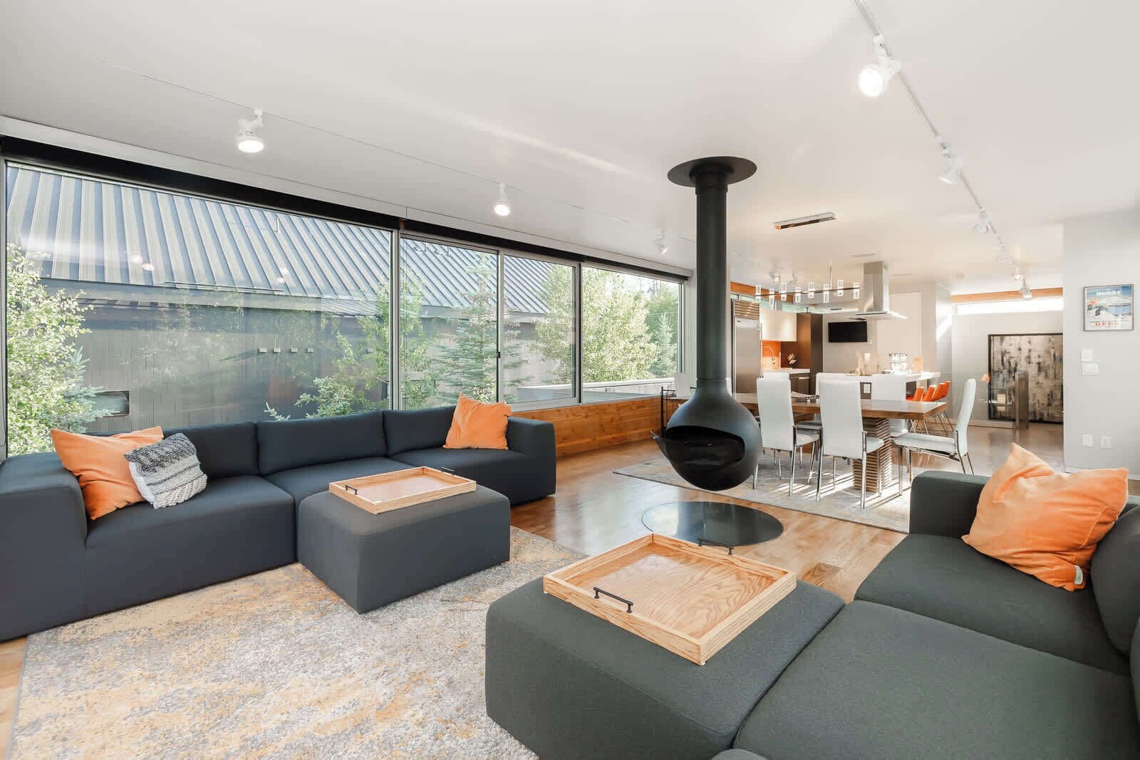 电视、壁炉、桌上足球、立体声音响