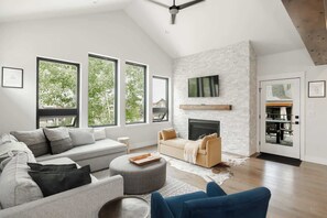 Una televisión, una chimenea, un reproductor estéreo, una oficina