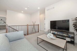 Télévision, cheminée, chaîne hi-fi, espaces bureaux