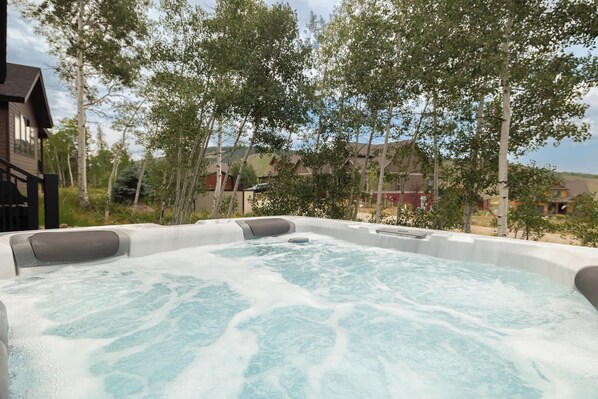 Bañera de hidromasaje al aire libre