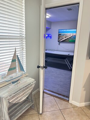 Interior - A 3 Bedroom Cozy Coastal Escape Near the Beach With Game Room and Outdoor Area (Destin)