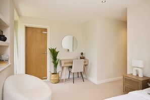 2 bedrooms, desk, WiFi, bed sheets