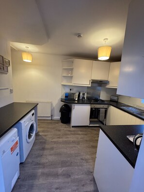 Fridge, oven, stovetop, cookware/dishes/utensils